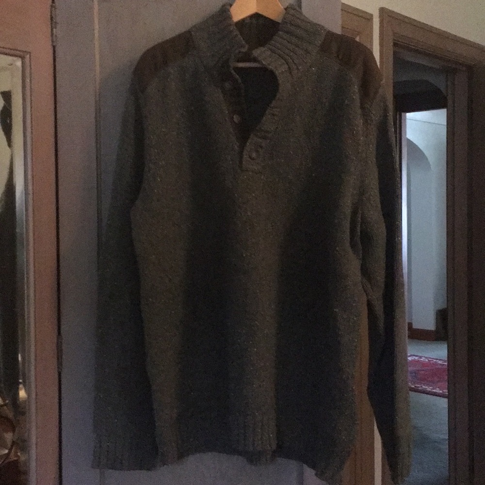 Nice Eddie Bauer men’s sweater